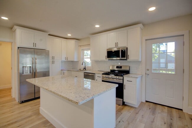 Building Photo - Completely remodeled 3 bed home