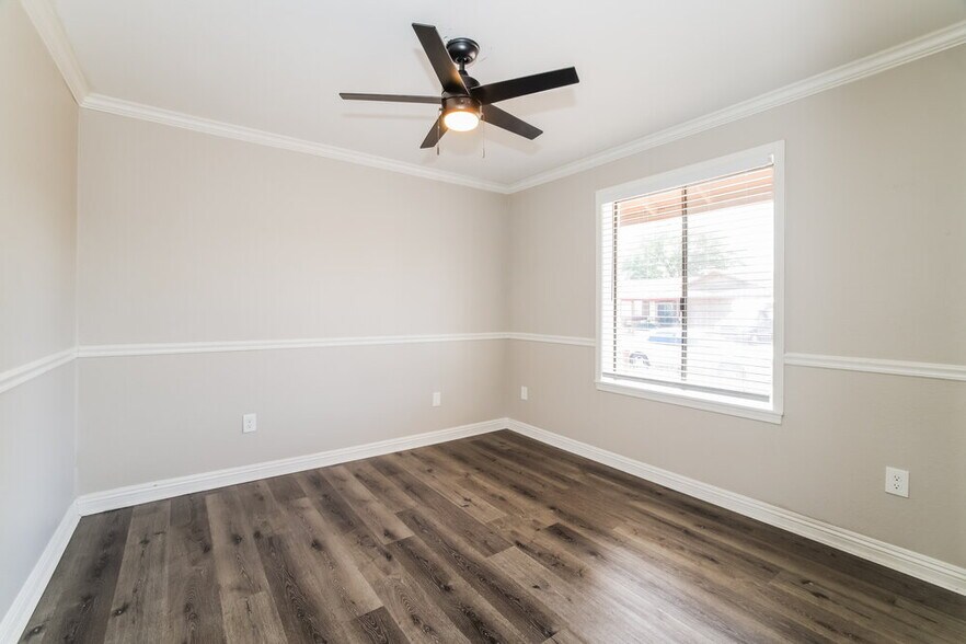 Building Photo - 440 E San Pedro Ave