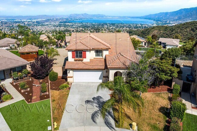 Building Photo - Large 4 Bed/3 Bath Home with an Incredible View!