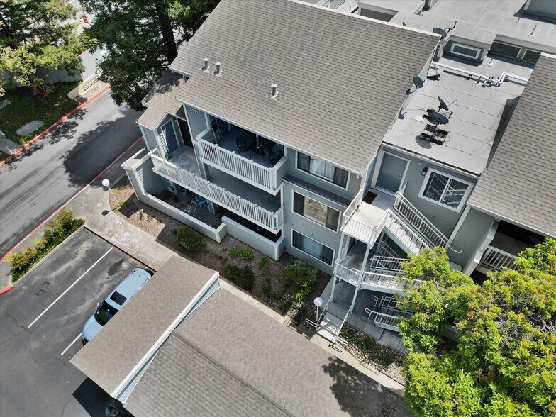 Building Photo - 3402 Pinewood Terrace