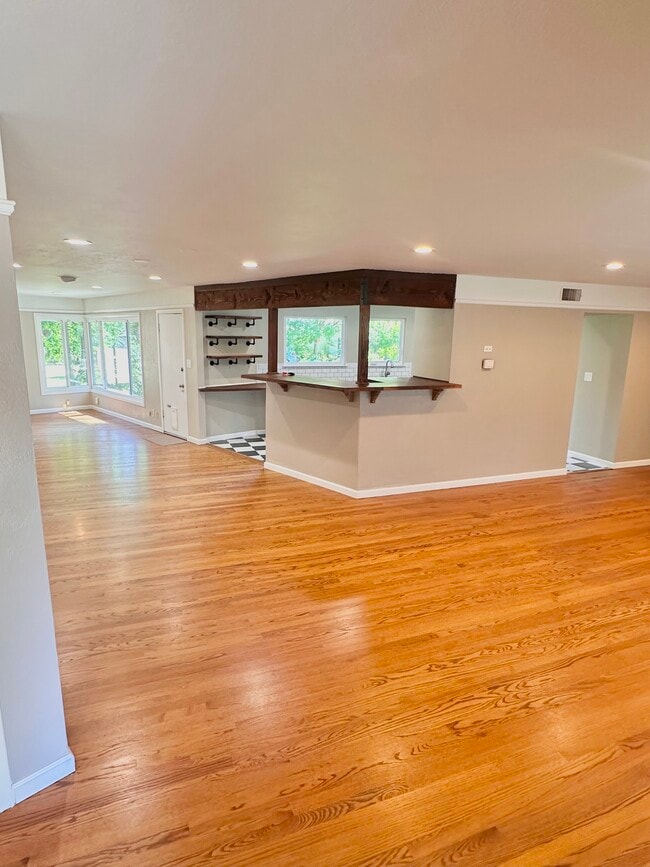 Building Photo - 991 Piedmont Dr