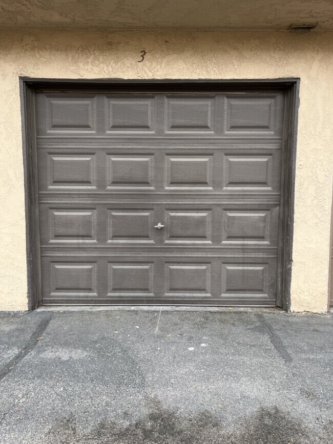 Building Photo - 2 bedroom 2 bathroom second level unit centrally located in the El Sol del Pueblo community.