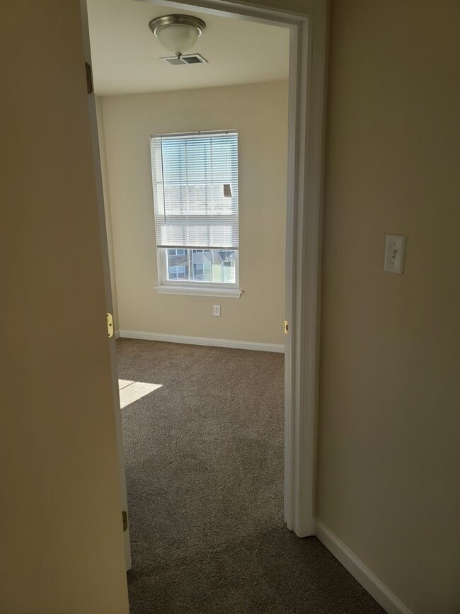 Building Photo - 3 Bedroom 2 1/2 bath ** End Unit** Townhome for Rent in Waynesboro