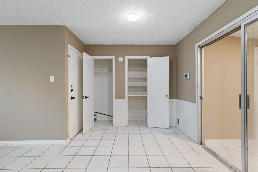 Building Photo - 9407 N Creek Dr