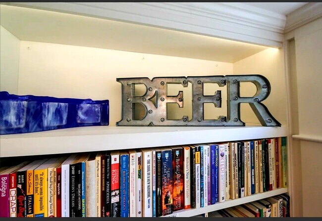 Building Photo - 6625 Amherst N St