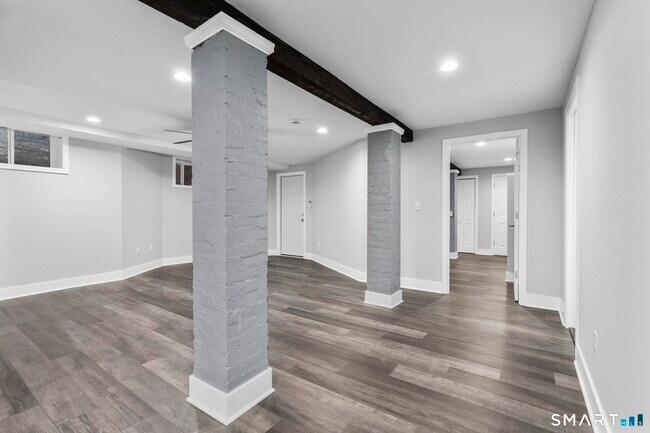 Building Photo - 548 Ferry St