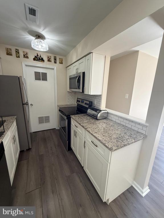 Building Photo - 64 Dover Ct