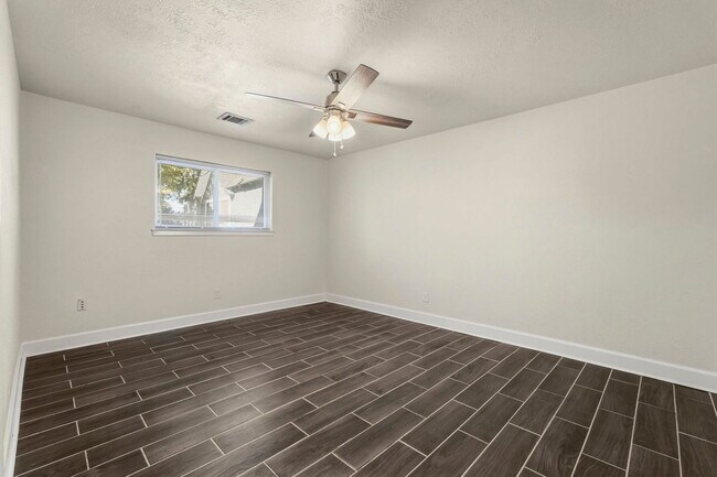 Building Photo - 2518 Henderson Ln