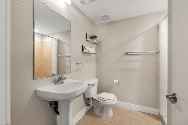 Building Photo - Modern 2BD/2BA Townhome w/ Private Yard, G...