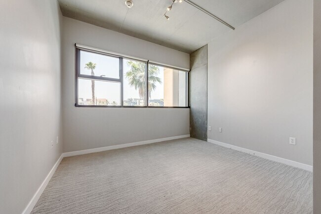 Building Photo - 353 E Bonneville Ave