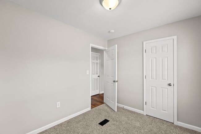 Building Photo - Newly Remodeled Hubert Home