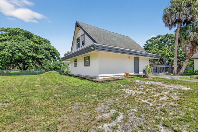 Building Photo - 3532 Coconut Rd