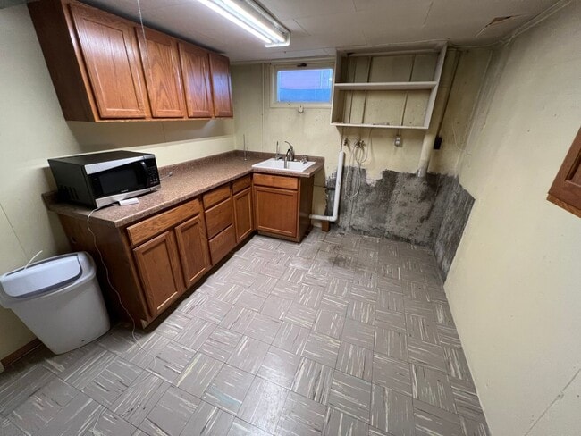 Building Photo - 429 E Pine St