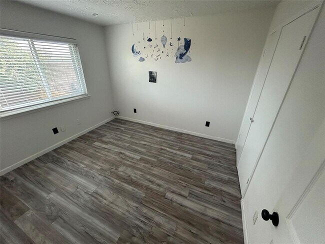 Building Photo - 13507 White Cliff Dr