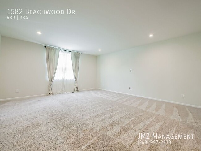 Building Photo - 1582 Beachwood Dr