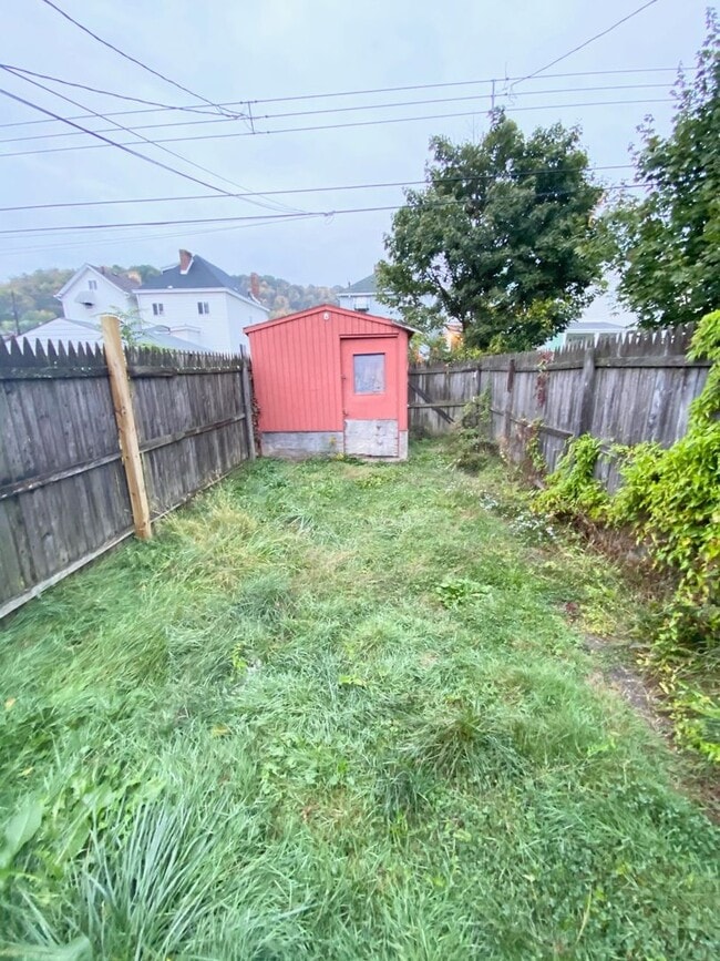 Building Photo - Great 2 Bedroom, 1 Bathroom in McKees Rock...