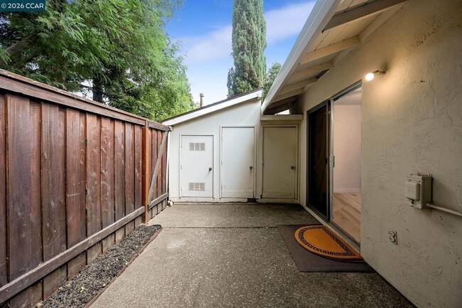 Building Photo - 412 Carrillo Ct