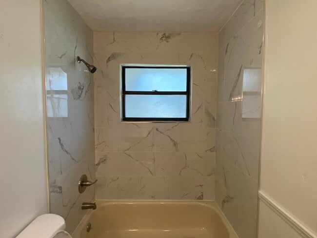 Building Photo - 5 Teak Loop Ln