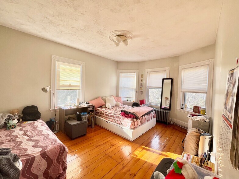 Building Photo - 84 Day St