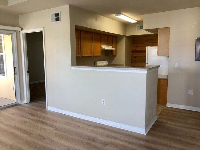 Building Photo - Nicely updated 2/2 unit available now for ...