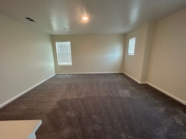 Building Photo - Spacious 5 Bedroom 4 Bathroom in Tulare!!