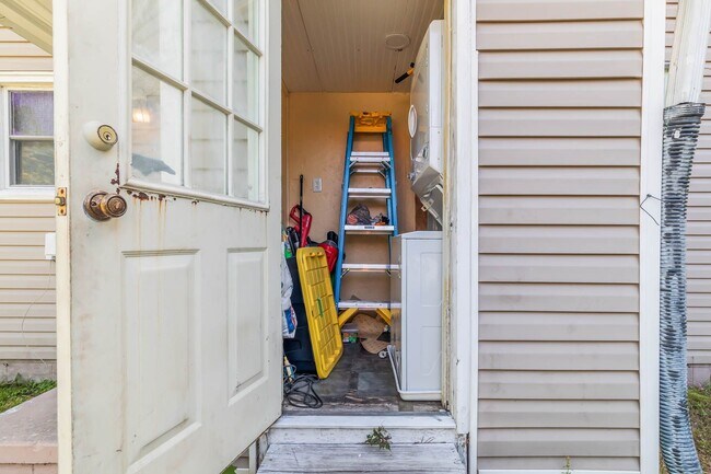Building Photo - Charming 2-Bedroom Home with Modern Updates!