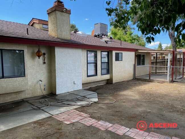 Building Photo - Beautiful 3 Bedroom Home Located in the So...