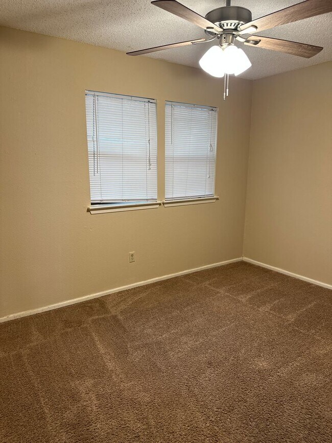 Building Photo - Easy Access to IH-10, medical center & USAA