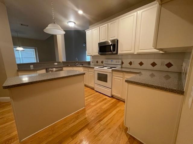 Building Photo - 10253 Lakeview Dr