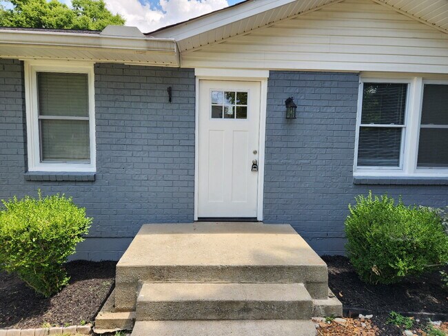 Building Photo - NEWLY REMODELED 3BR, 2BA Duplex Unit in He...