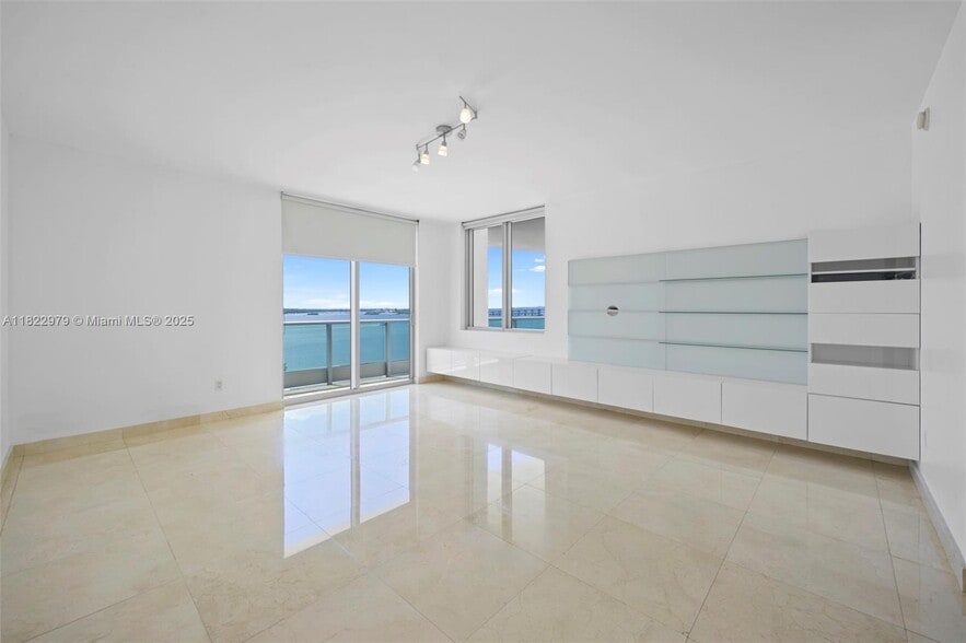 Building Photo - 1331 Brickell Bay Dr