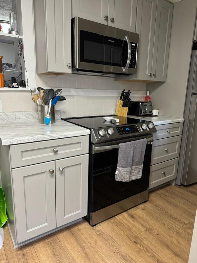 Primary Photo - 747 Pine St