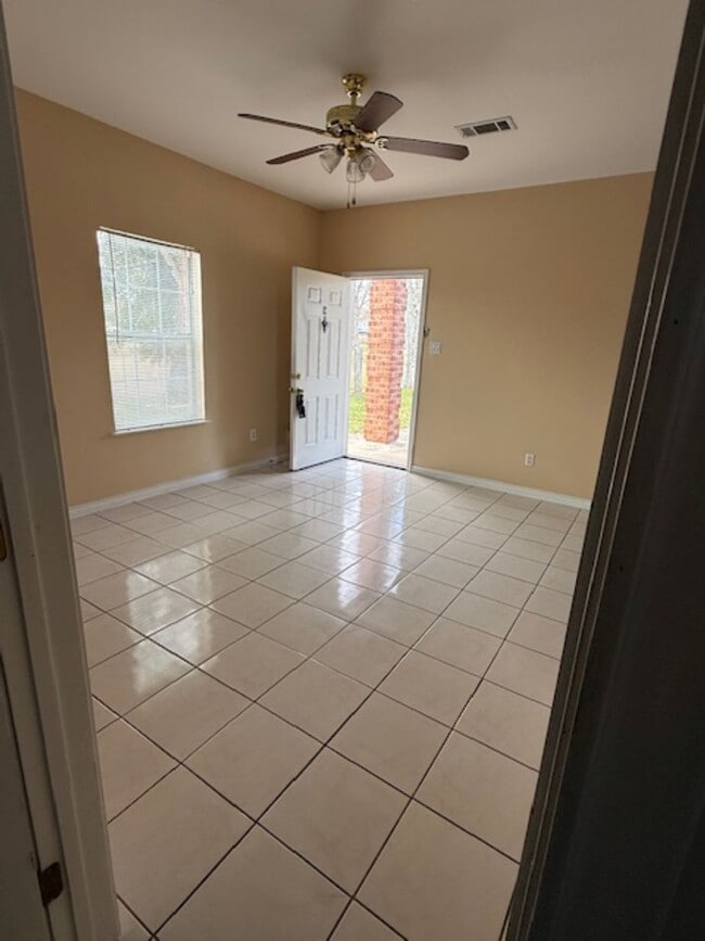 Building Photo - 702 Staitti St