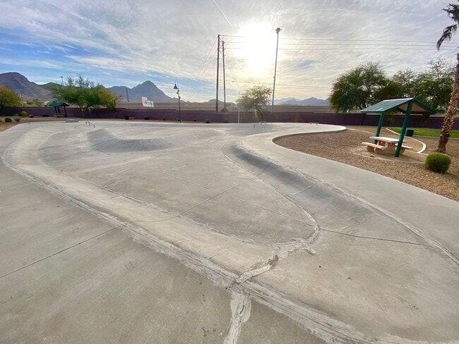 Building Photo - OVELY  2 BED ROOM 2 BATHROOM TOWNHOES LOCATED IN A GATED COMMUNITY IN HENDERSON