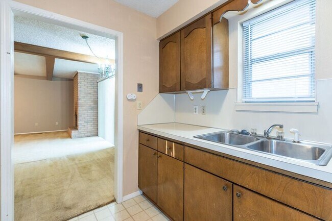 Building Photo - 6125 S Troost Ave