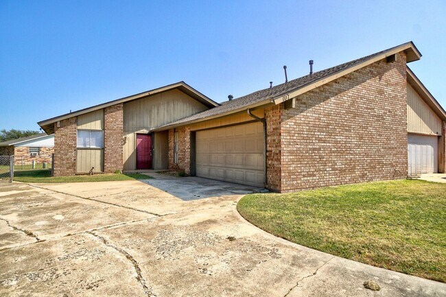 Primary Photo - 2 bedroom 2 Bath 2 Car Garage Duplex Avail...