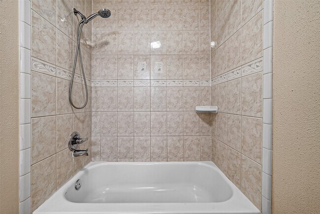 Building Photo - 15815 Thistledew Dr