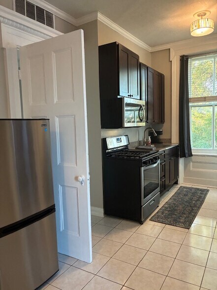 Building Photo - 605 SE Riverside Dr