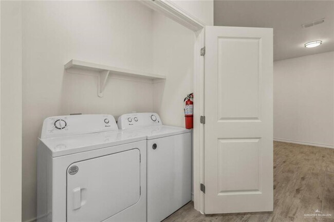 Building Photo - 9 Redbud E Ave