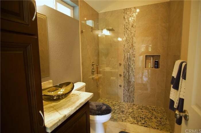 Modern Spacious bathroom - 4792 Mount Abbott St