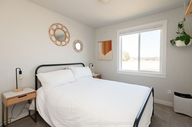 Building Photo - Light and Bright Townhome in NW Redmond!