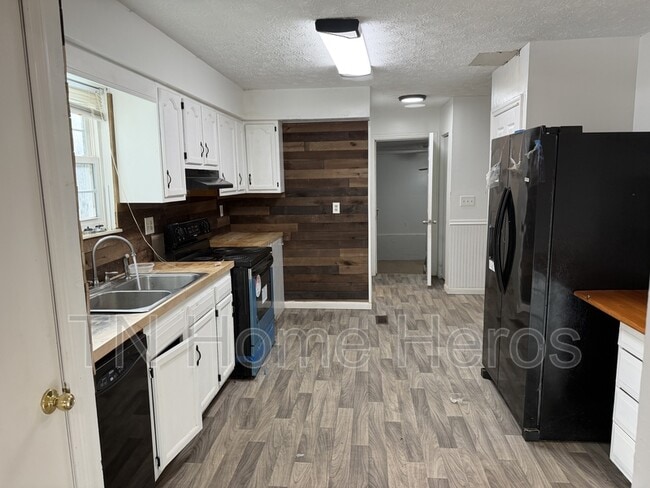 Building Photo - 1911 Laurans Ave