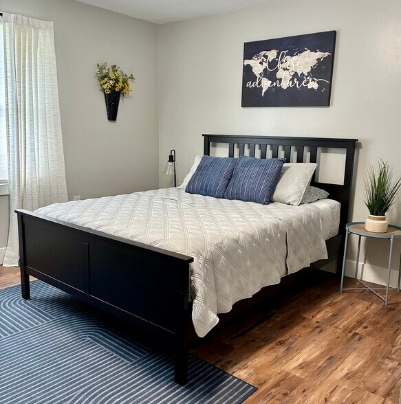 Queen/Master Bedroom - 15247 Fairoaks Ln
