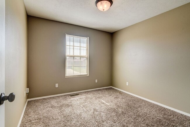 Building Photo - 3 Bedroom Republic Home