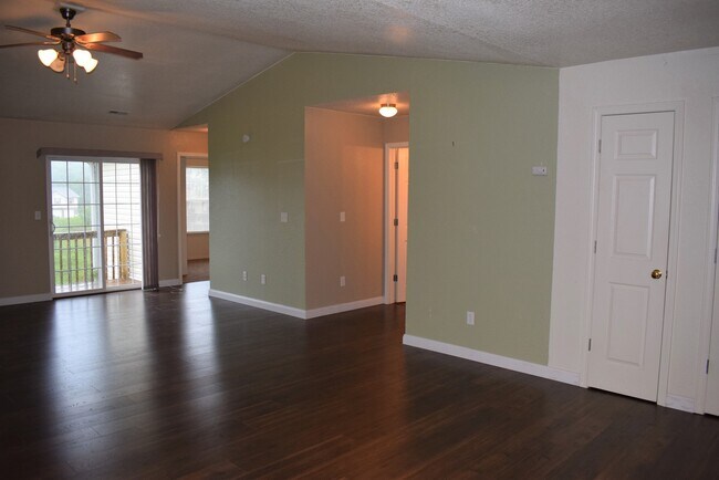 Building Photo - 3 bedroom 2 Bathroom Duplex in Hunters Ridge
