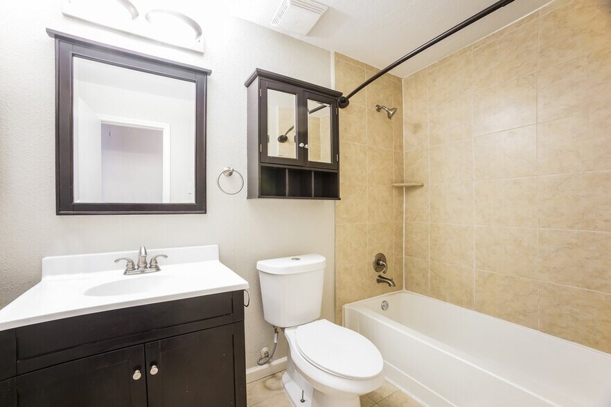 Building Photo - 17219 Harmony Hill Dr