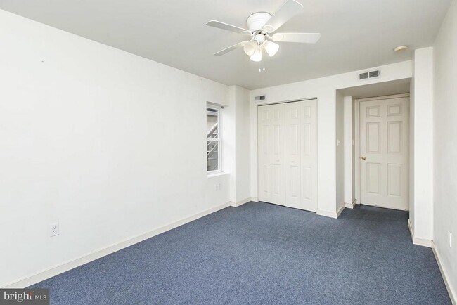 Building Photo - 906 S Charles St