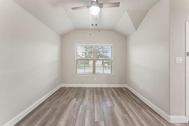Building Photo - 14077 Lake Cres Dr