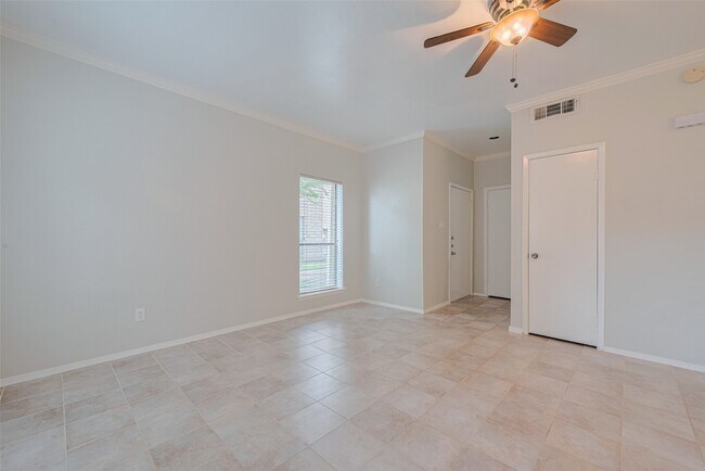 Building Photo - 2025 Augusta Dr