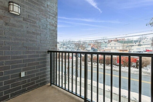 Building Photo - 17 Meadow Rd